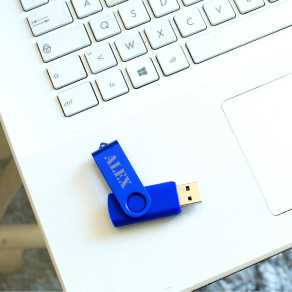 32 GB färgad anpassad USB-sticka med namn 32 GB färgad anpassad USB-sticka med namn