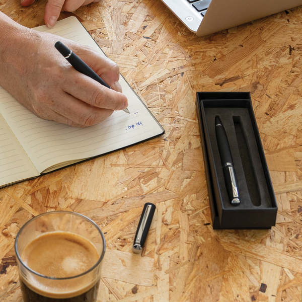 Personligt Deluxe-set med kulspetspenna och rollerpenna Personligt Deluxe-set med kulspetspenna och rollerpenna