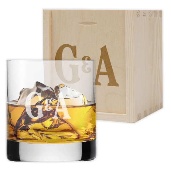 Graverat whiskyglas med två initialer Graverat whiskyglas med två initialer