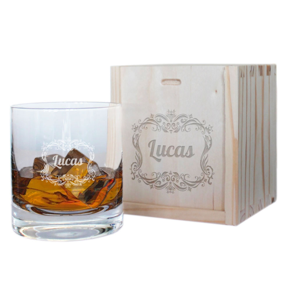Whiskyglas graverat med namn Whiskyglas graverat med namn