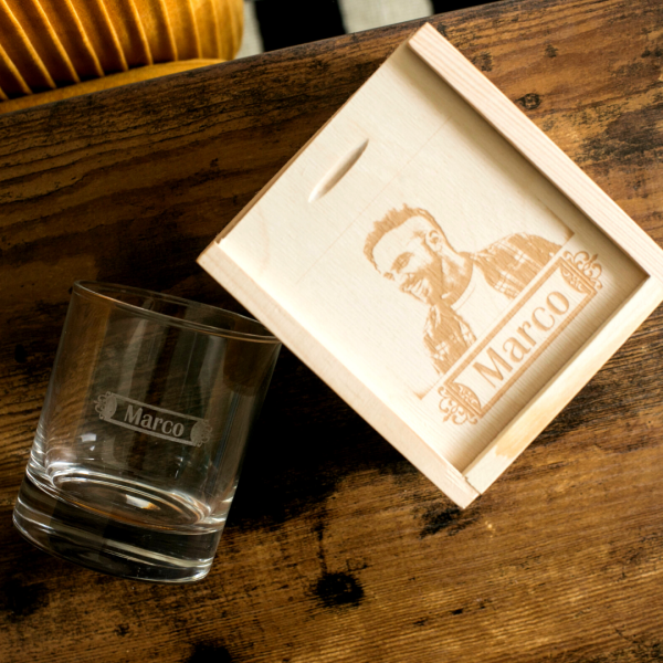 Whiskyglas med förnamn och fotobox Whiskyglas med förnamn och fotobox