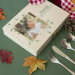 Coffret personlig med ett foto och hans gravyrbestick Coffret personlig med ett foto och hans gravyrbestick