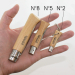 Graverad Opinel nr 8-kniv i olivträ Graverad Opinel nr 8-kniv i olivträ