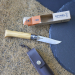 Graverad Opinel nr 8-kniv i olivträ Graverad Opinel nr 8-kniv i olivträ