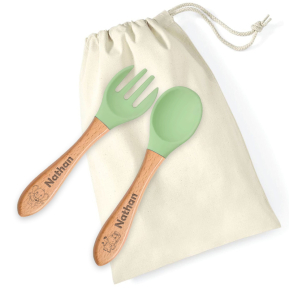 Graverade Savane babybestick i tr� och silikon