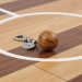 Nyckelring i tr&auml; i form av en basketboll med personlig gravering 
