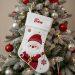 Vit julstrumpa broderad med ett namn Vit julstrumpa broderad med ett namn