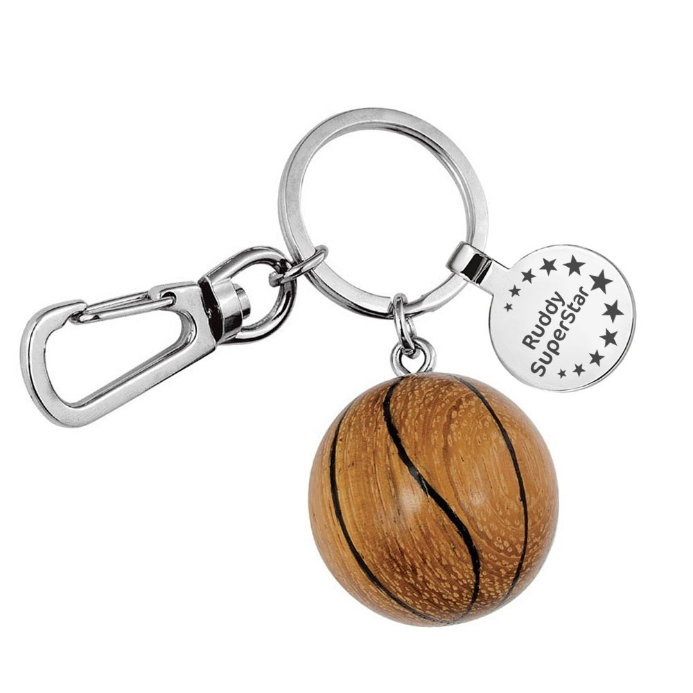Nyckelring i tr� i form av en basketboll med personlig gravering 